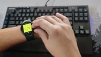 playing-snake-on-galaxy-watch-4-1 أفضل الألعاب التي يمكنك تشغيلها على ساعة Galaxy Watch لتجربة ممتعة