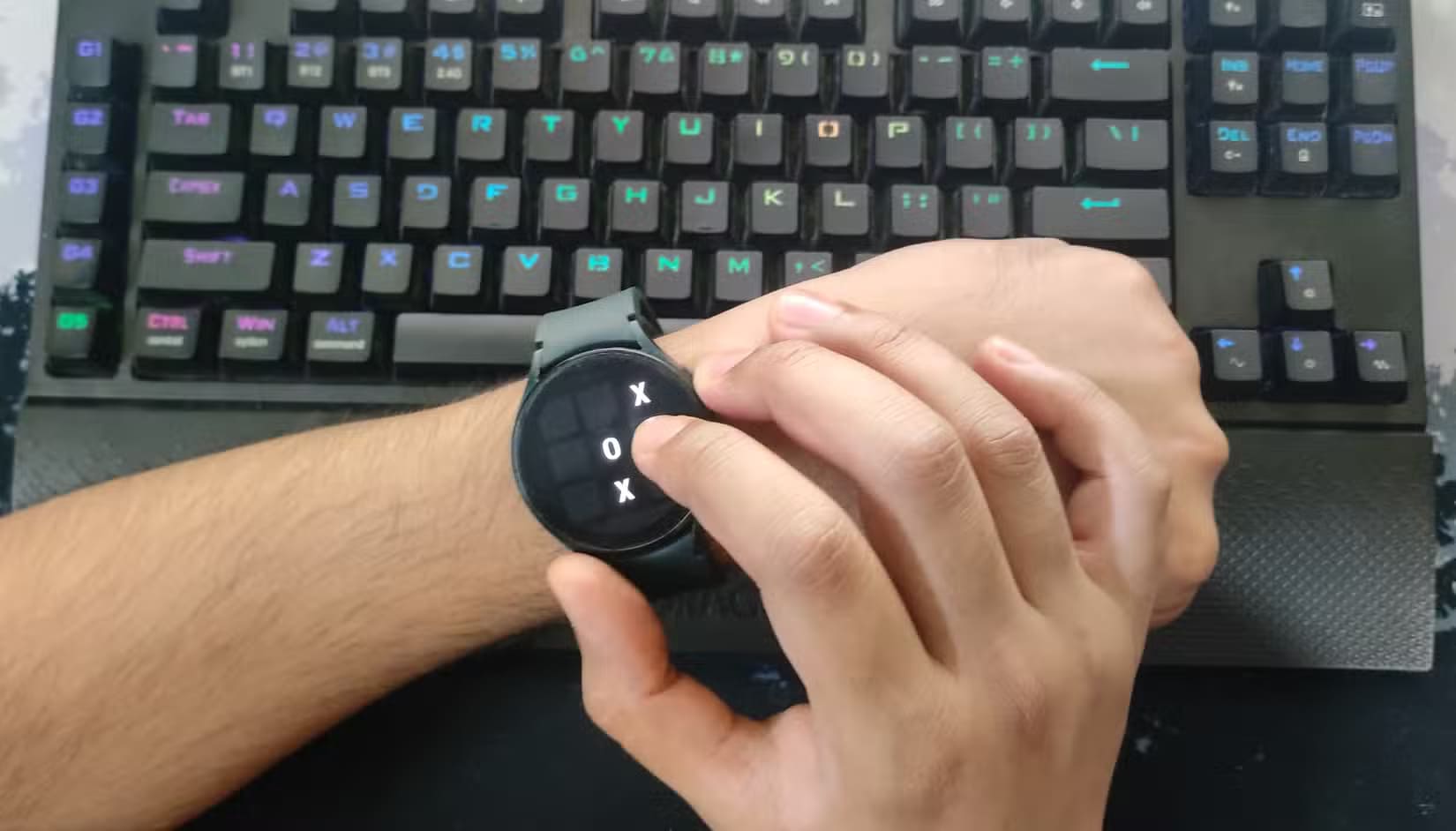 playing-tic-tac-toe-on-galaxy-watch-4 أفضل الألعاب التي يمكنك تشغيلها على ساعة Galaxy Watch لتجربة ممتعة