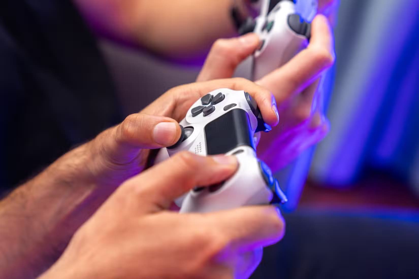 playing_game_ps4_controller كيف تحررت من القلق بشأن مواصفات الأجهزة وبدأت في الاستمتاع باللعبة