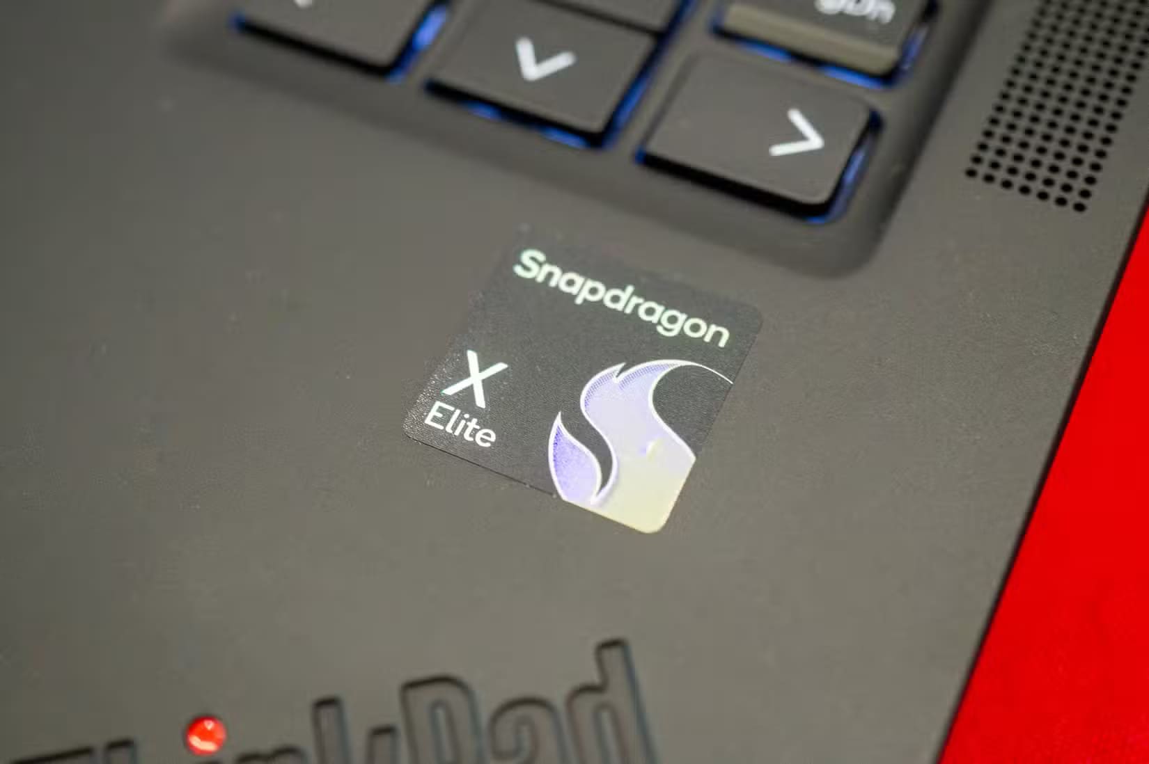 qualcomm-snapdragon-x-elite-sticker-on-a-laptop عمر بطارية الكمبيوتر المحمول: متى تصبح السعة الطويلة مشكلة؟