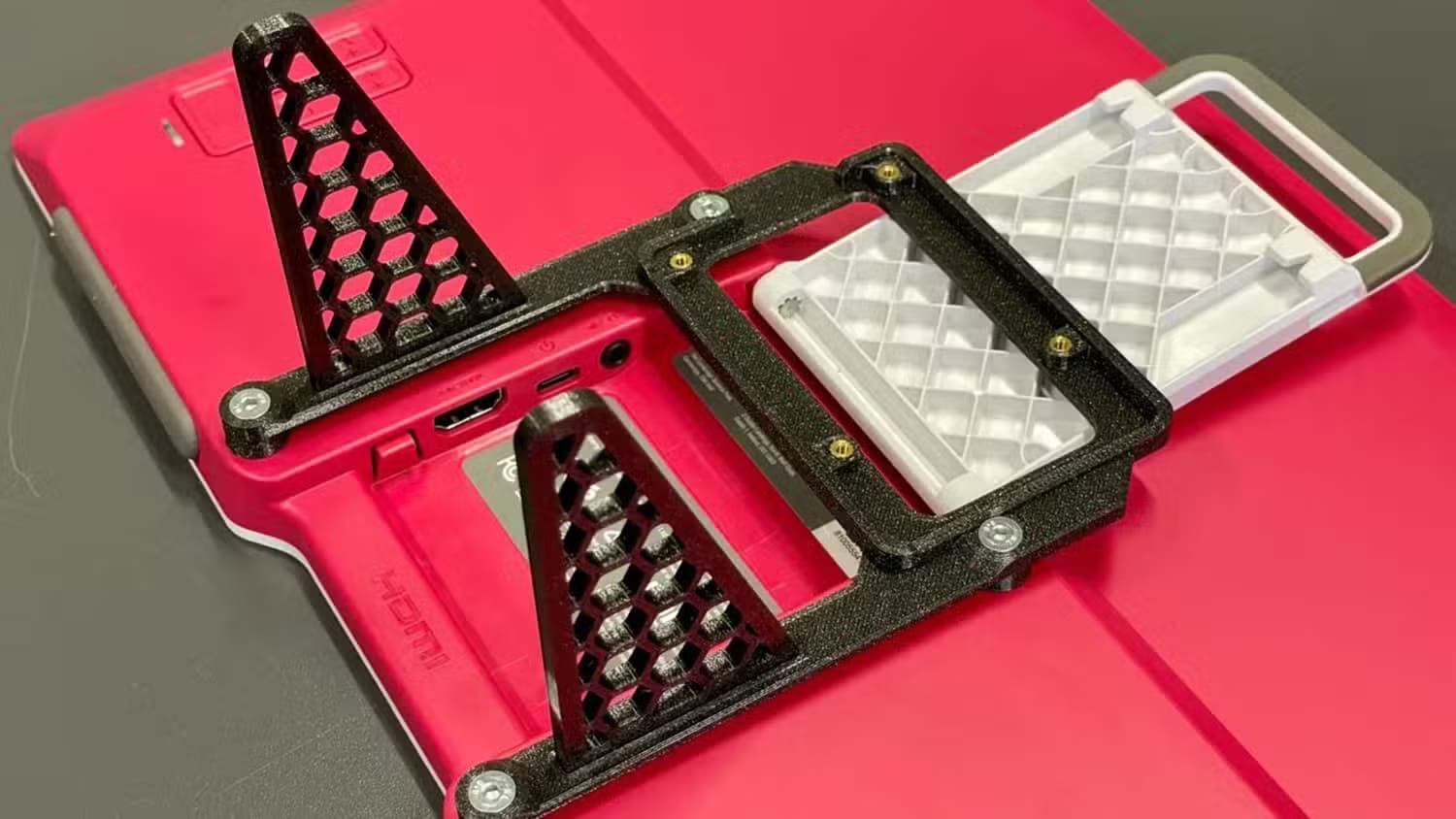 raspberry-pi-monitor-stand-laid-down اصنع حامل شاشة Raspberry Pi مجانًا باستخدام الطباعة ثلاثية الأبعاد
