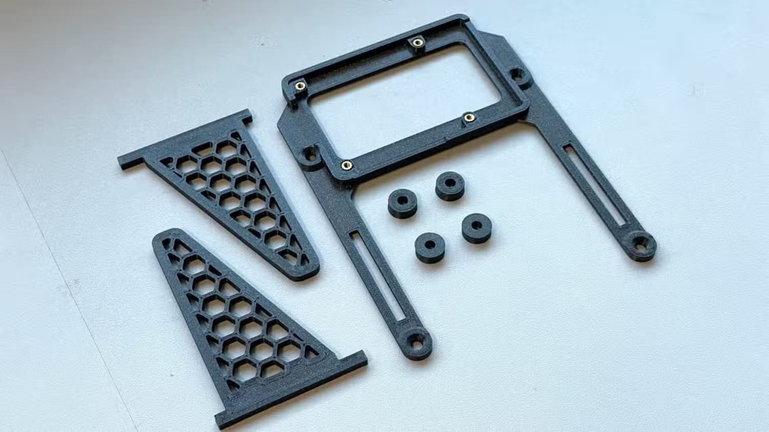 raspberry-pi-monitor-stand-pieces-separated اصنع حامل شاشة Raspberry Pi مجانًا باستخدام الطباعة ثلاثية الأبعاد