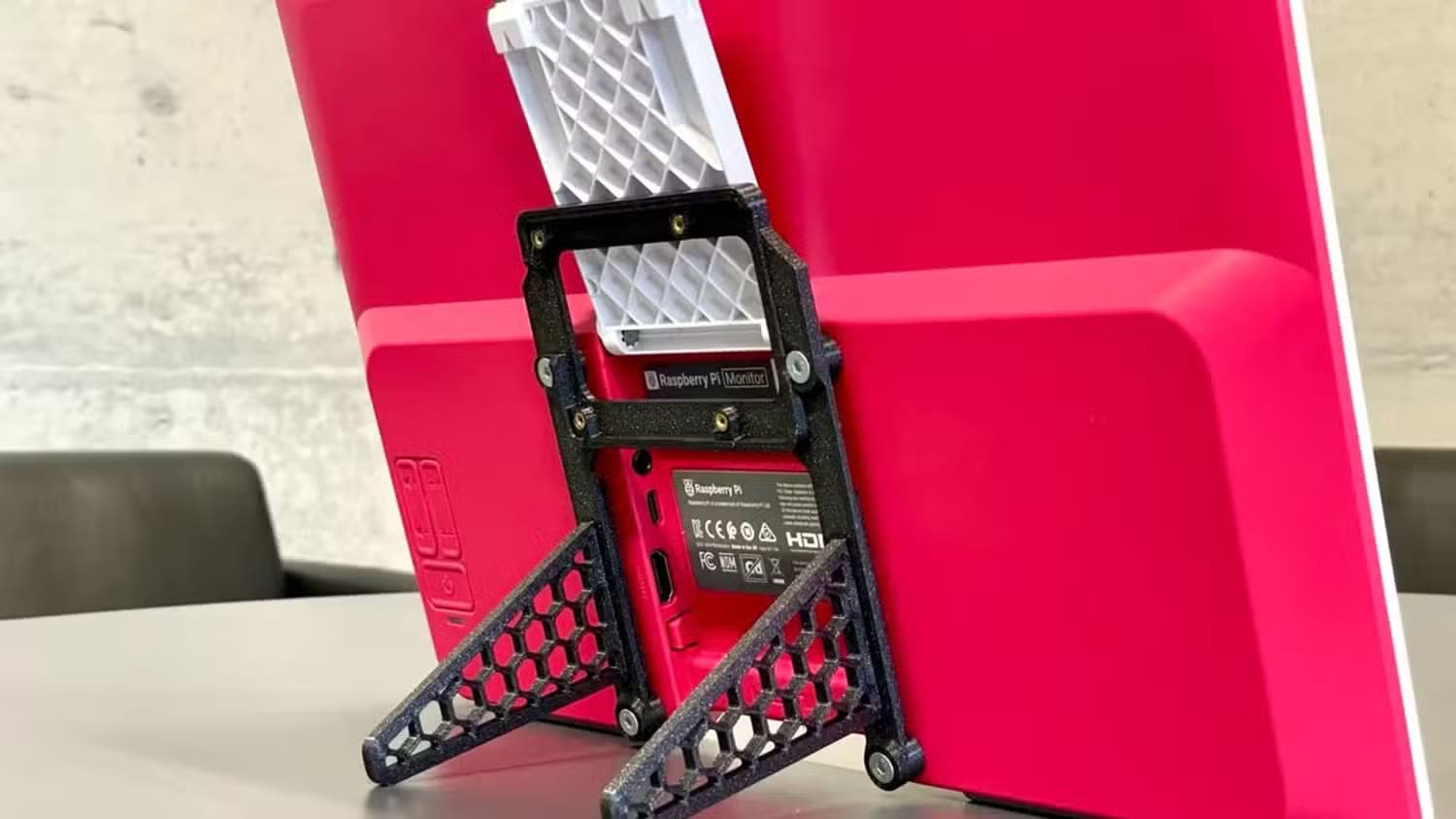 raspberry-pi-monitor-stand-zoomed-in اصنع حامل شاشة Raspberry Pi مجانًا باستخدام الطباعة ثلاثية الأبعاد