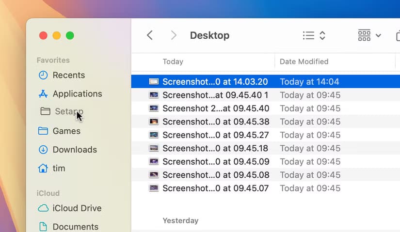 reorder-items-in-the-finder-sidebar-by-clicking-and-dragging كيفية تنظيم شريط Finder الجانبي على Mac لتسهيل الوصول إلى ملفاتك