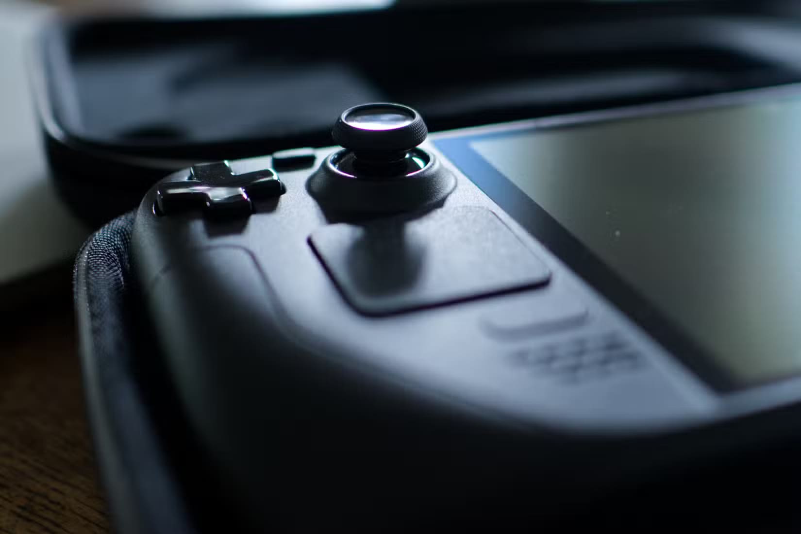 steam-deck-oled-in-its-case-with-the-left-joystick-in-focus هل يعتبر Steam Deck الخيار المناسب لمحبي الألعاب بدون كمبيوتر؟