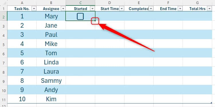the-fill-handle-on-a-cell-containing-a-checkbox-is-highlighted إضافة تاريخ ووقت تلقائي لمربعات الاختيار في Excel بخطوات سهلة