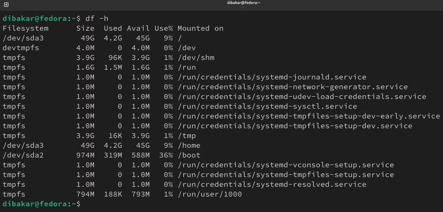 7a-linux-command-df-h-showing-fedora-workstation-storage-space-consumption الفرق بين GNOME وKDE Plasma واختيار الأفضل بينهما لأجهزة سطح المكتب بنظام Linux