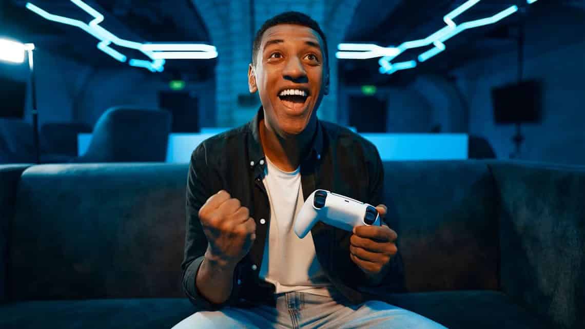 a-happy-man-holding-a-video-game-controller طرق بسيطة لاستعادة متعة الألعاب عندما تشعر بالملل أو فقدان الشغف