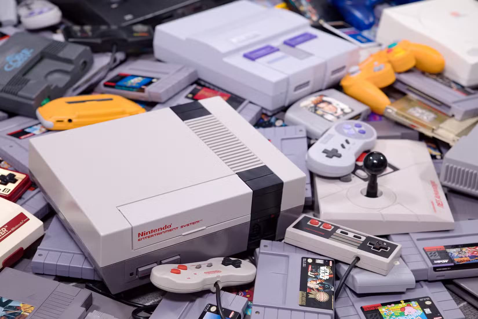 a-nes-and-snes-console-with-retro-game-cartridges-and-controllers-nearby لماذا يبتكر المبرمجون محاكيات لشاشات CRT بعد اختفائها