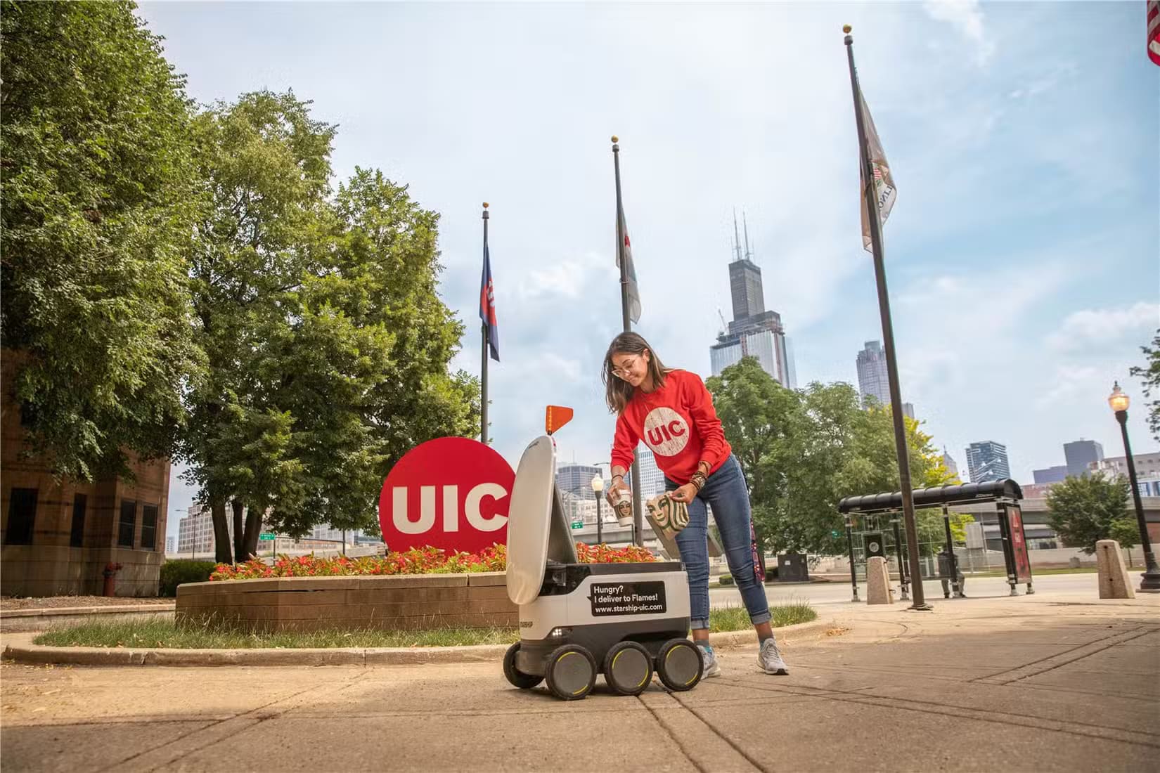 a-starship-sidewalk-robot-delivering-food-to-a-girl-at-the-university-of-illinois-chicago كيف تعمل روبوتات الرصيف على توصيل الطعام بسرعة وسهولة؟