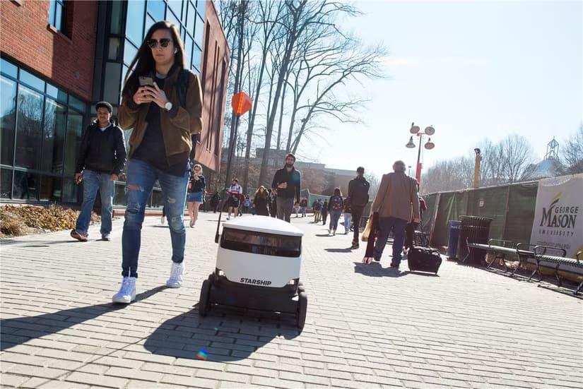 a-starship-sidewalk-robot-sharing-the-road-with-pedestrians كيف تعمل روبوتات الرصيف على توصيل الطعام بسرعة وسهولة؟