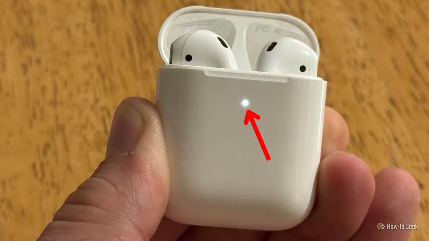 apple-airpods-pairing-mode-1 دليل شامل لتوصيل AirPods بـ Fire TV بسهولة وبدون مشاكل