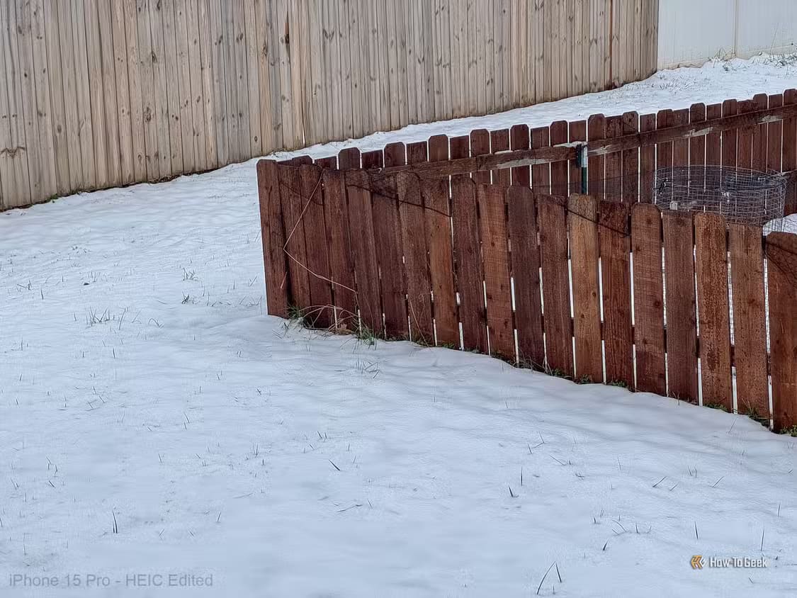 fence-in-snow-heic-edited متى يكون التصوير بصيغة ProRAW على iPhone هو الخيار الأمثل؟