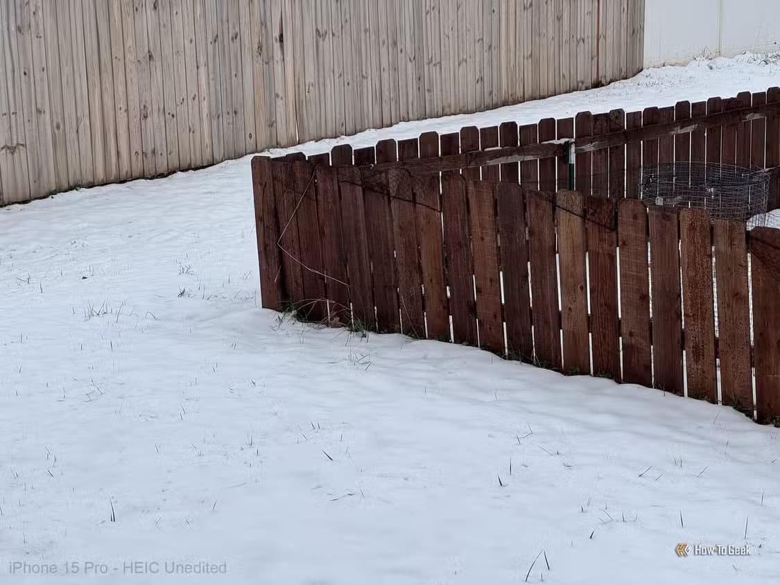 fence-in-snow-heic-unedited متى يكون التصوير بصيغة ProRAW على iPhone هو الخيار الأمثل؟