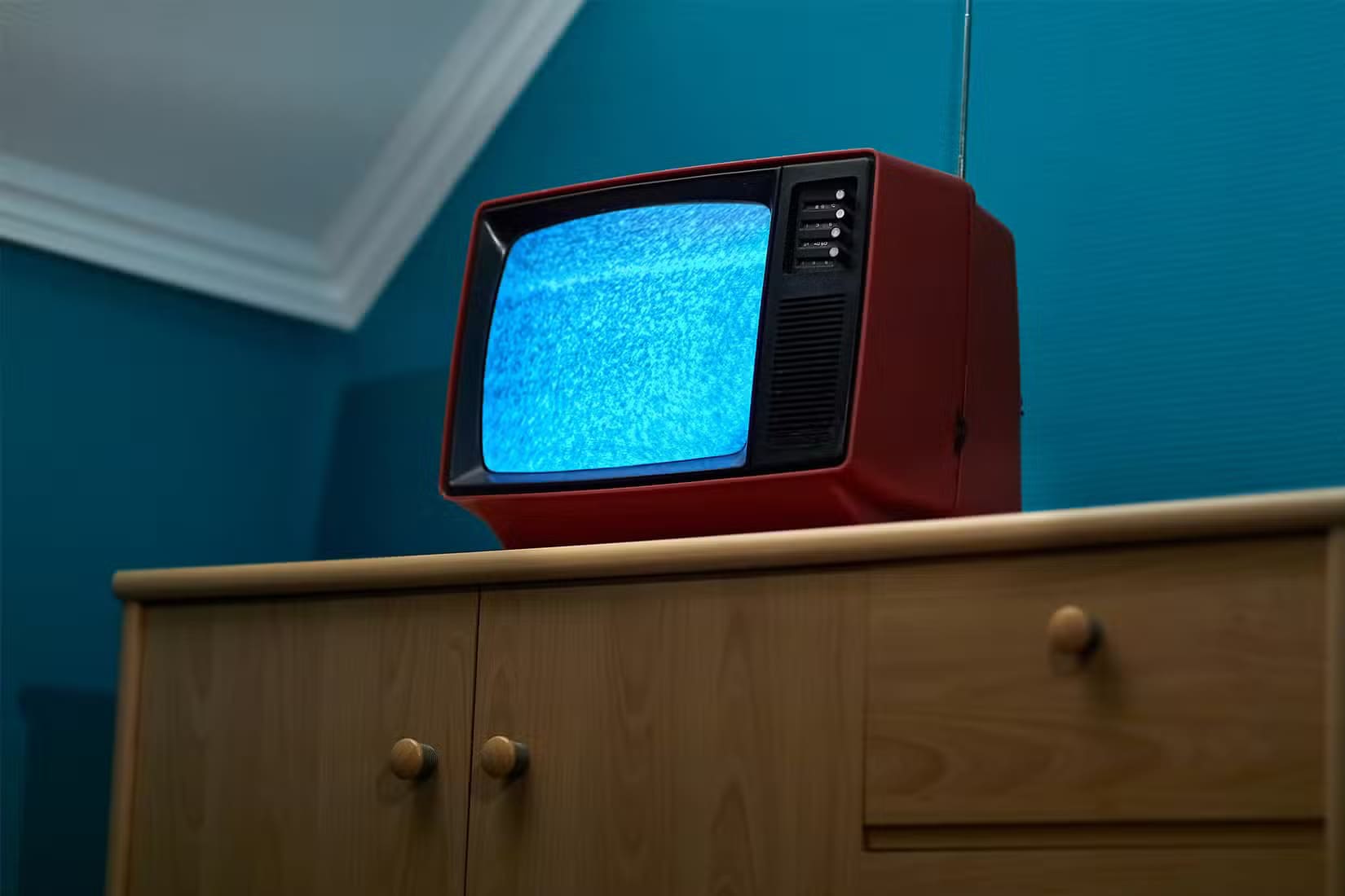 oldstatickytv1 لماذا يبتكر المبرمجون محاكيات لشاشات CRT بعد اختفائها