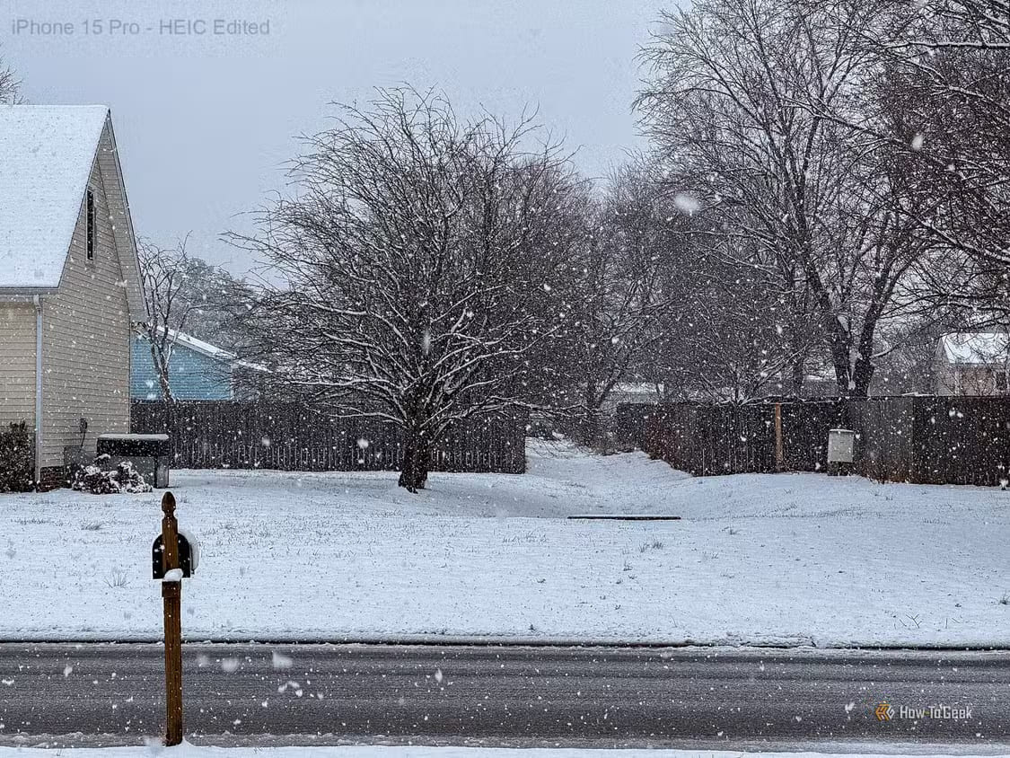 snow-falling-over-street-with-trees-in-background-heic-edited متى يكون التصوير بصيغة ProRAW على iPhone هو الخيار الأمثل؟