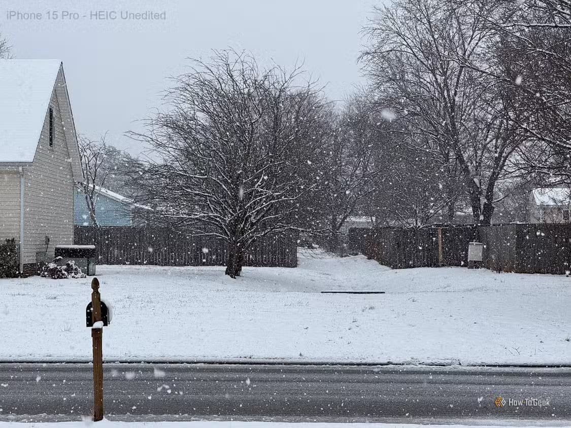 snow-falling-over-street-with-trees-in-background-heic-unedited متى يكون التصوير بصيغة ProRAW على iPhone هو الخيار الأمثل؟