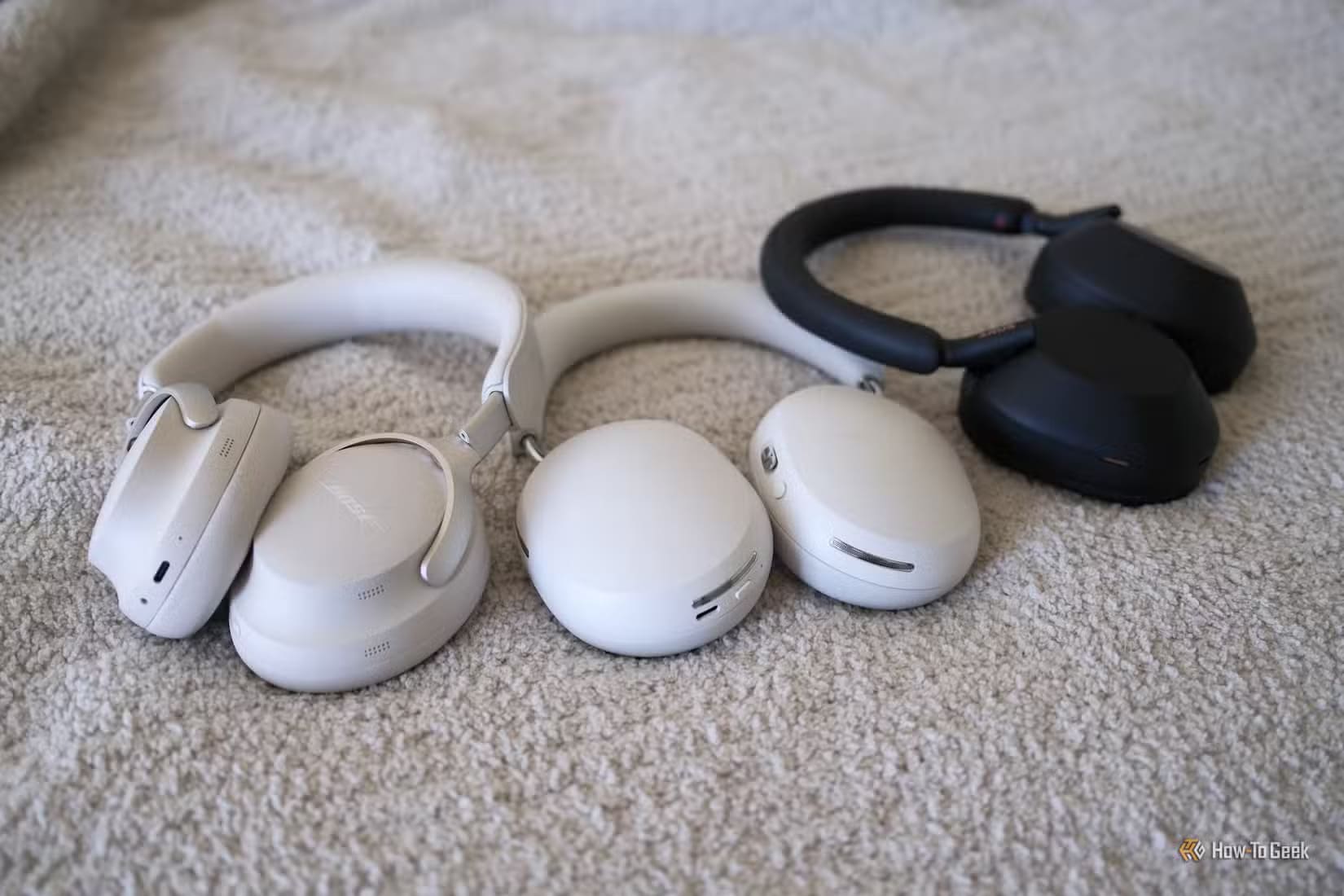 sonos-ace-laying-next-to-bose-and-sony-headphones دليل بسيط لاكتشاف حب الموسيقى والاستمتاع بها يوميًا