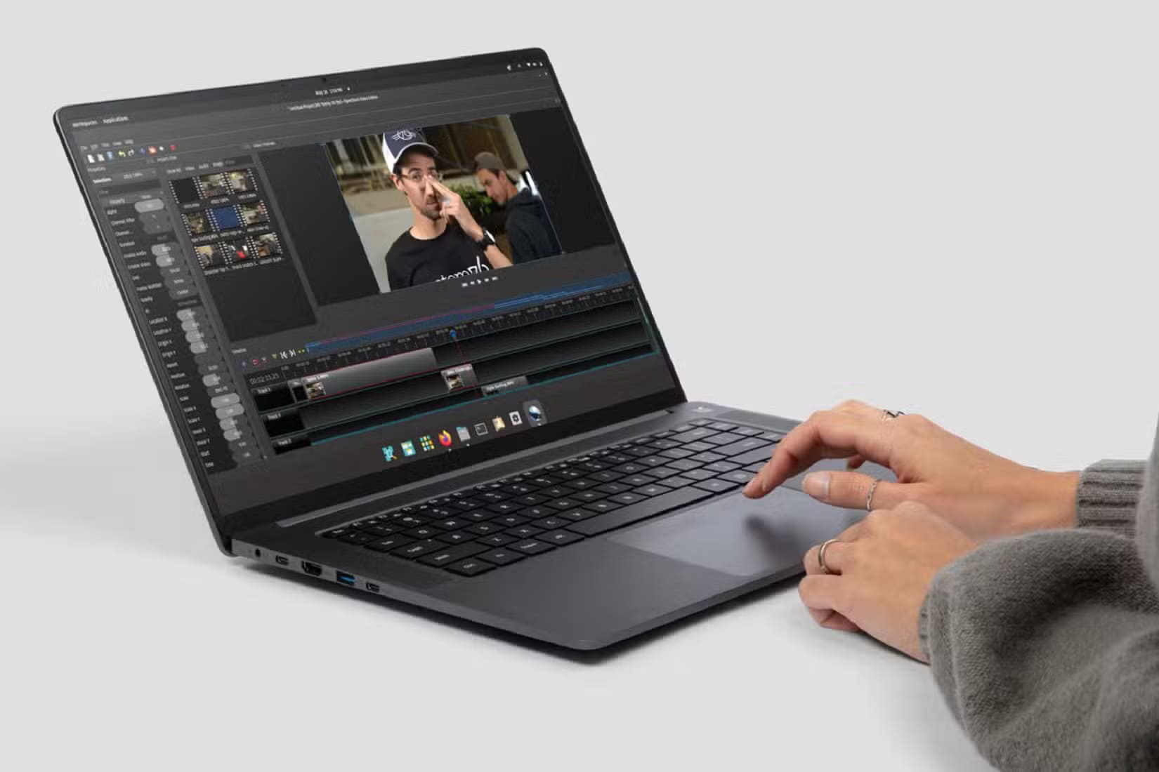 system-76-pangolin-with-person-using-editing-software اكتشف العيوب الخفية في أجهزة Chromebook التي قد تفاجئك