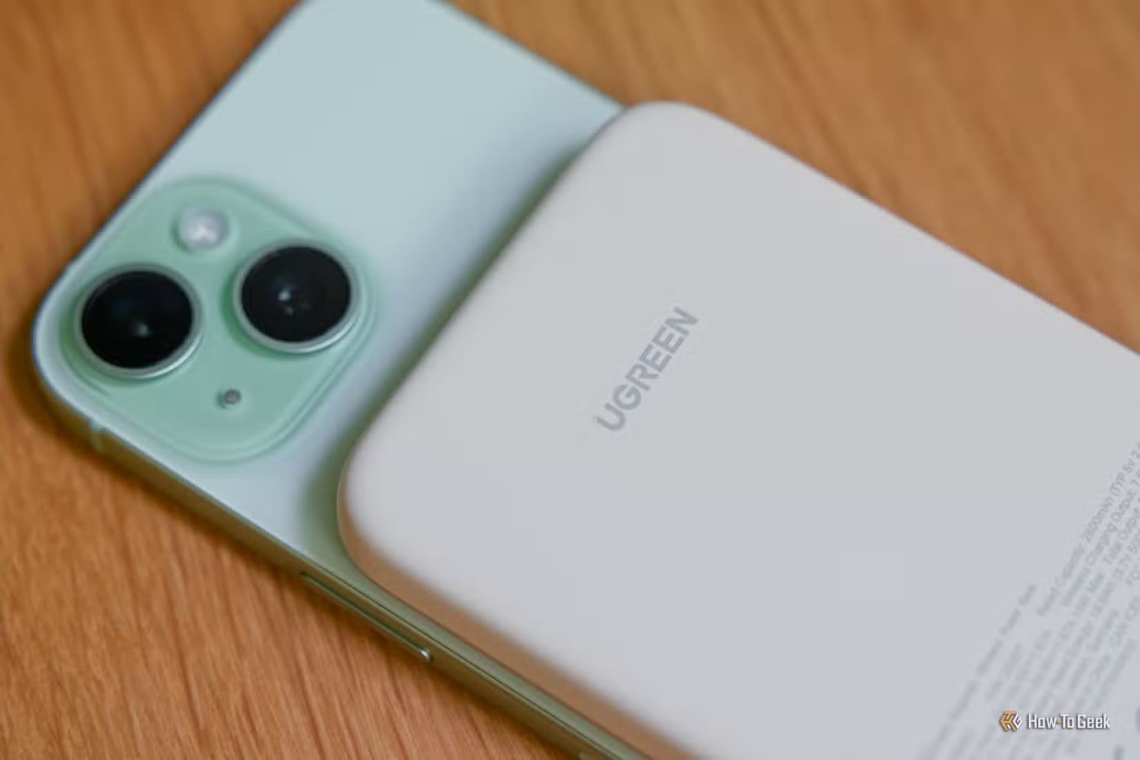 the-ugreen-5000mah-magnetic-power-bank-on-an-iphone-15-2jpg_53345128818_o أسباب تجعل آيفون 15 الخيار الأفضل للشراء في 2025
