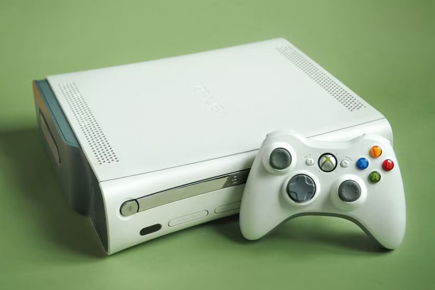 a-white-xbox-360-with-controller طريقة سهلة لإضافة الإنجازات إلى RetroArch ومحاكيات الألعاب الأخرى