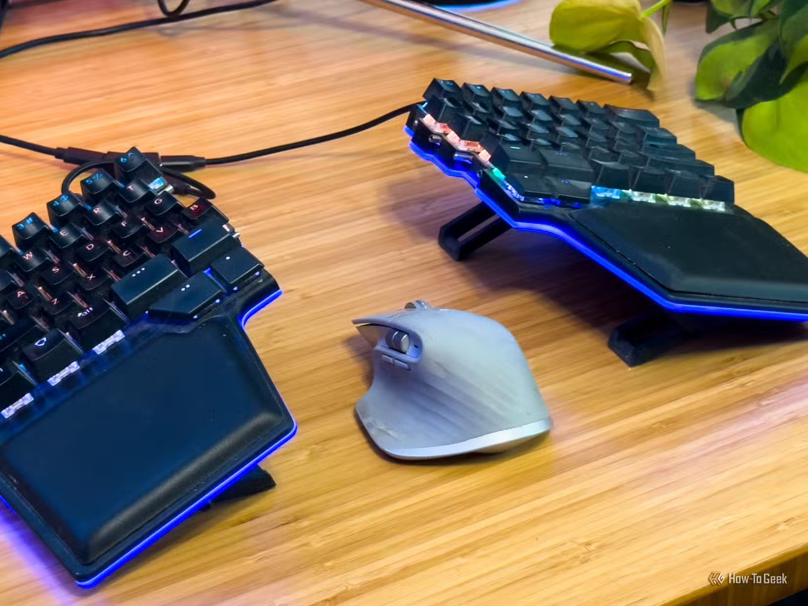 mouse-in-the-middle-of-a-split-keyboard نصيحة فعالة لتحسين أدائك في ألعاب الكمبيوتر وتحقيق نتائج أفضل