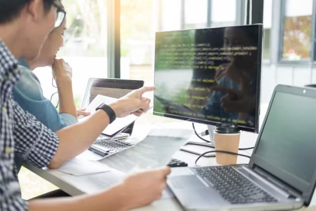two-people-coding-computers نموذج o1 في ChatGPT وكيفية الاستفادة منه