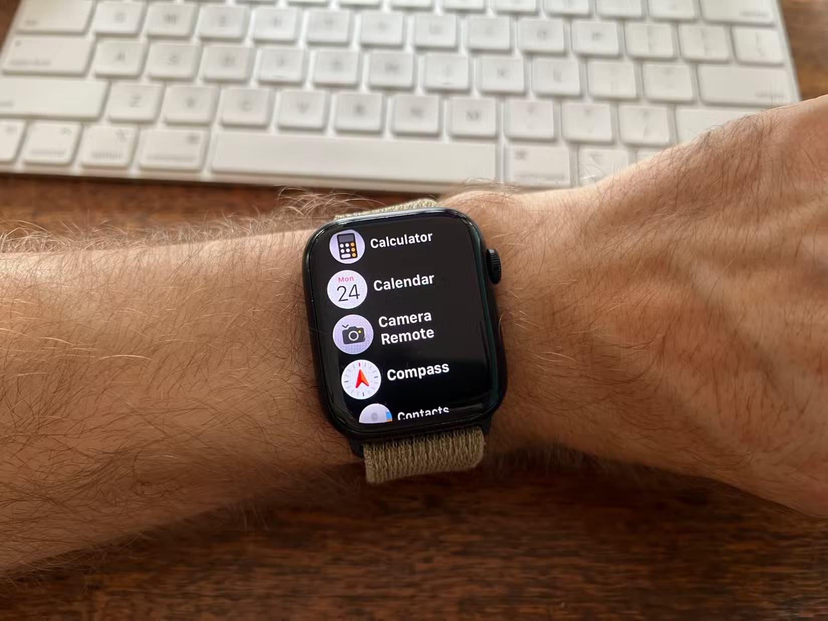an-apple-watch-series-8-with-the-camera-control-app-highlighted حيل مفيدة في كاميرا iPhone لتحسين صورك بسهولة