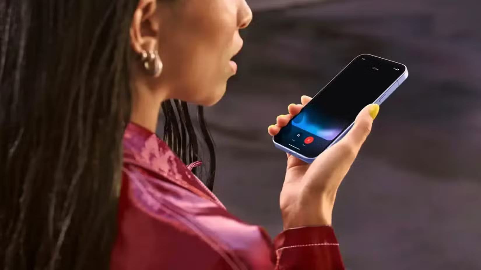 google-pixel-9a-in-use-by-a-woman-who-is-speaking-to-it أفضل هاتف بسعر أقل من 600 دولار مقارنة بين Google Pixel 9a و iPhone 16e