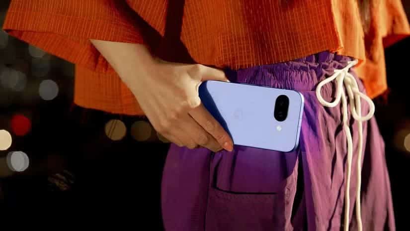 google-pixel-9a-lifestyle-woman أفضل هاتف بسعر أقل من 600 دولار مقارنة بين Google Pixel 9a و iPhone 16e