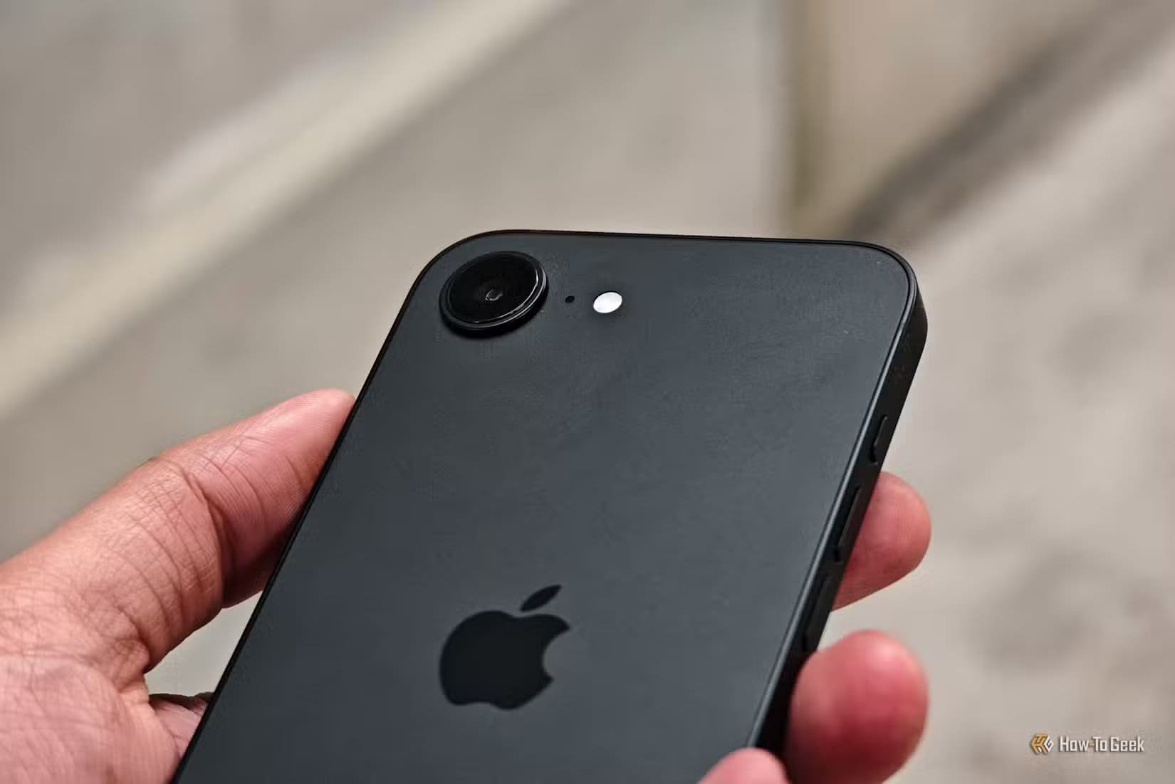 iphone-16e-in-hand-camera-closeup-1 أفضل هاتف بسعر أقل من 600 دولار مقارنة بين Google Pixel 9a و iPhone 16e