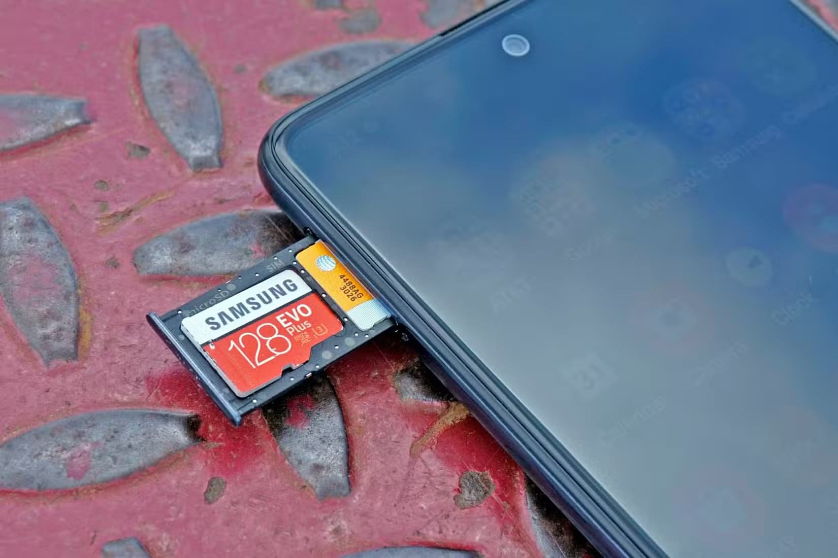 microsd-card-in-phone طريقة سهلة لزيادة مساحة تخزين الهاتف دون الحاجة إلى بطاقة SD