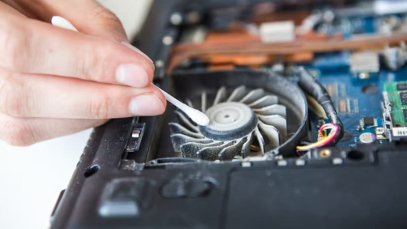 Person-cleaning-dust-out-of-a-laptop أفكار ممتعة للاستفادة من وقتك عند انقطاع الإنترنت