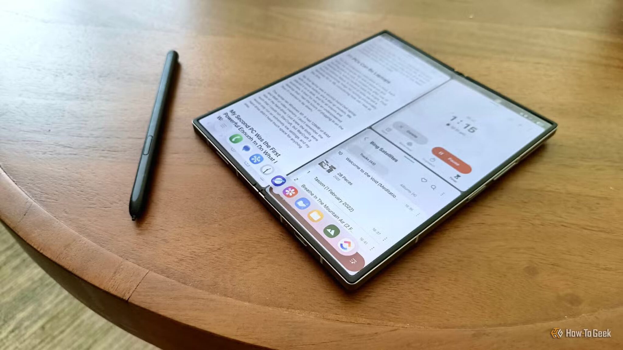 a-samsung-galaxy-z-fold-6-with-s-pen-on-a-coffee-table-scaled ما هو الكمبيوتر الشخصي وما أهم استخداماته