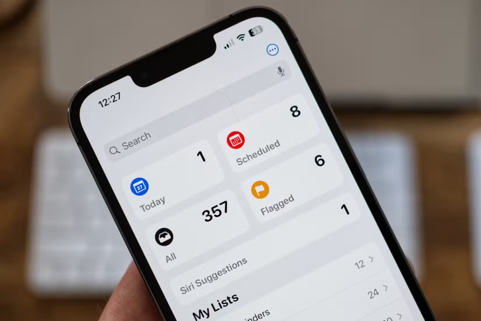 apple-reminders-open-on-an-iphone-13-pro أدوات داخل iPhone تساعدك في تنظيم الانتقال لمنزل جديد بسهولة