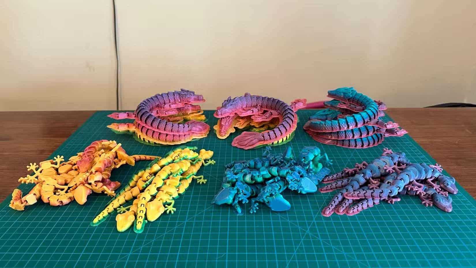 articulated-toys-ready-for-cleaning-after-being-made-on-a-3d-printer كيف تختار طابعة ثلاثية الأبعاد تناسبك دون الوقوع في الأخطاء الشائعة