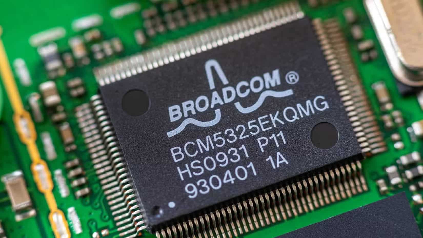 closeup-of-a-broadcom-chip-on-a-computer-board أفضل الطرق لحل مشاكل Linux بنفسك بسرعة