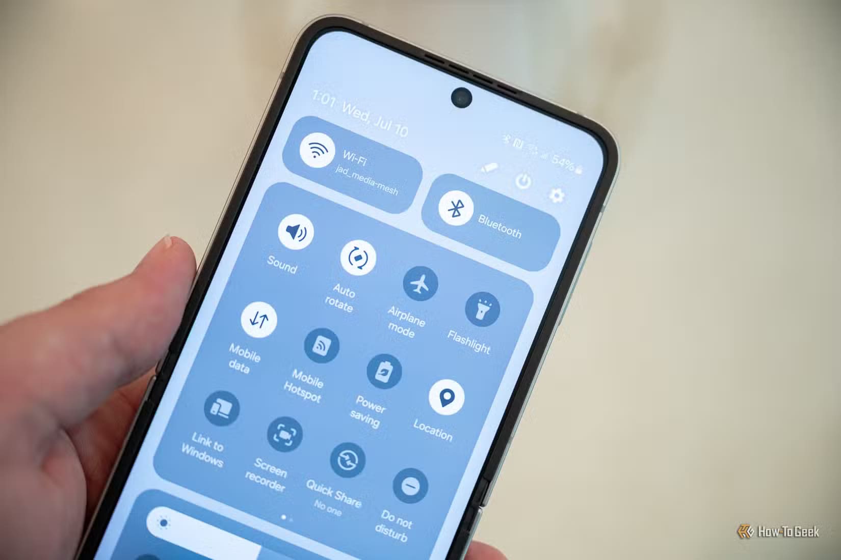 flip-6-design-bright-screen هل يستحق Galaxy Z Flip 7 FE الشراء كأرخص هاتف قابل للطي من سامسونج