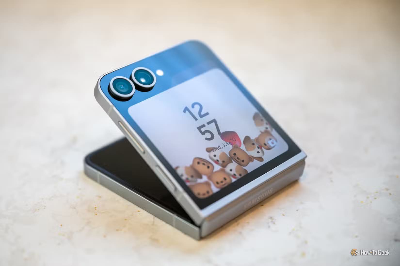 flip-6-mostly-folded-main-image هل يستحق Galaxy Z Flip 7 FE الشراء كأرخص هاتف قابل للطي من سامسونج