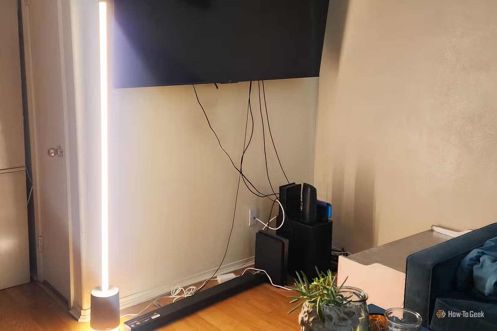 the-govee-floor-lamp-pro-plugged-in-by-a-tv أسباب اهتزاز شاشة التلفزيون وكيفية حلها بسرعة