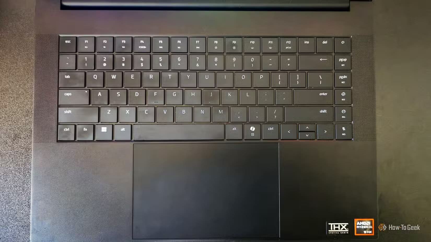 the-razer-blade-16-2025-gaming-laptop-s-keyboard-and-touchpad الميزات الأساسية التي يجب توافرها عند شراء كمبيوتر محمول