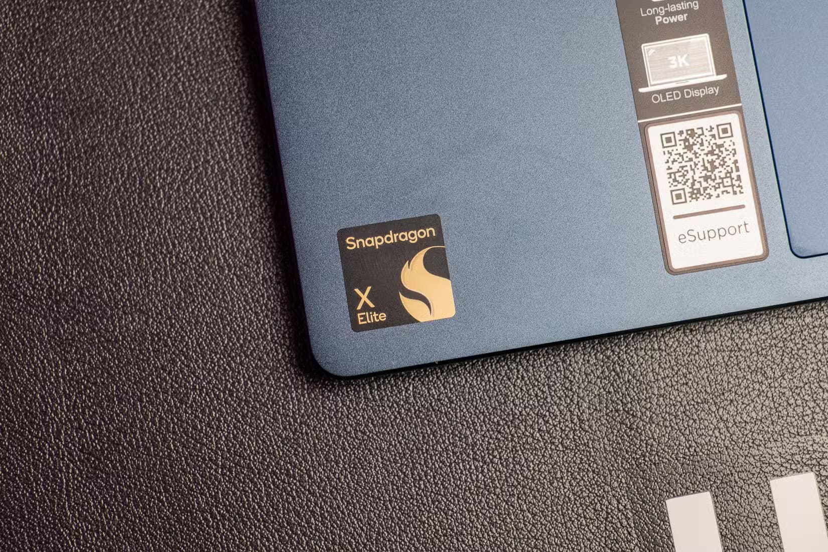 the-snapdragon-processor-on-the-lenovo-yoga-slim-7x-2_53814663467_o كيف تؤثر سيطرة معالجات ARM على أداء واستقرار نظام Windows