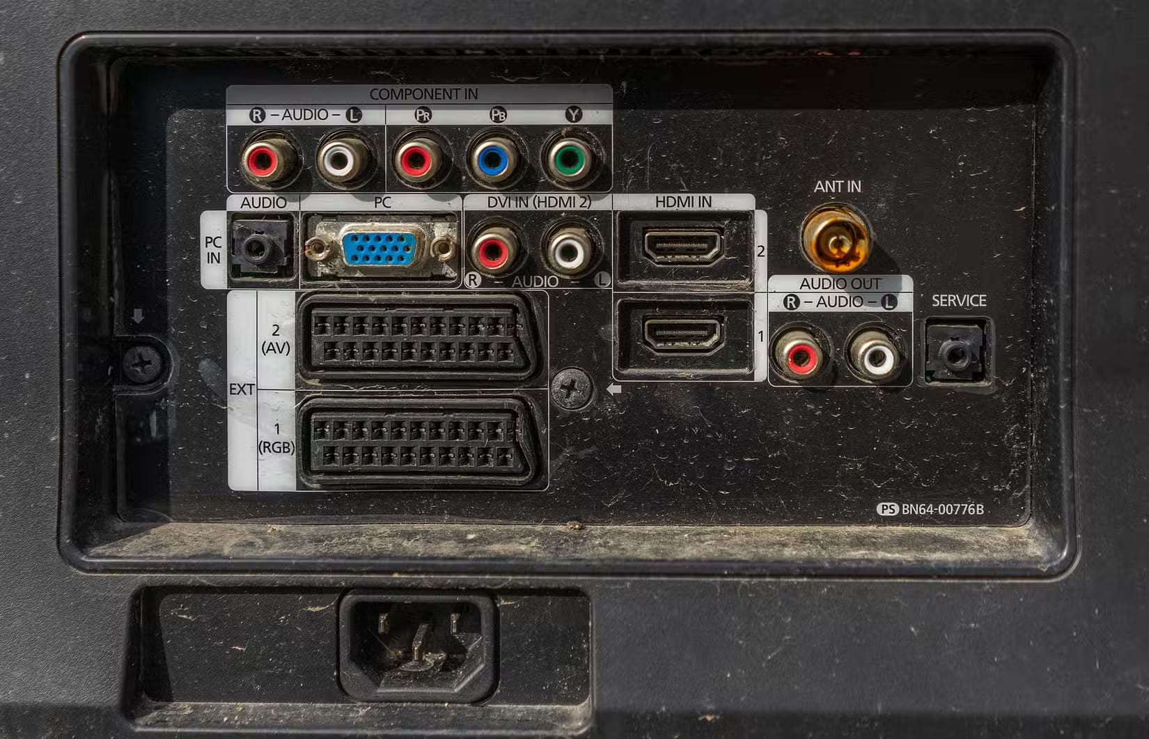 tv-ports-on-an-older-tv أسرار منافذ قديمة في جهاز استقبالك قد تفيدك أكثر مما تتوقع