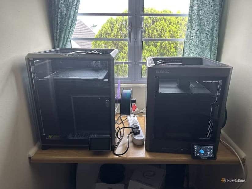 two-3d-printers-on-a-small-desk كيف تختار طابعة ثلاثية الأبعاد تناسبك دون الوقوع في الأخطاء الشائعة