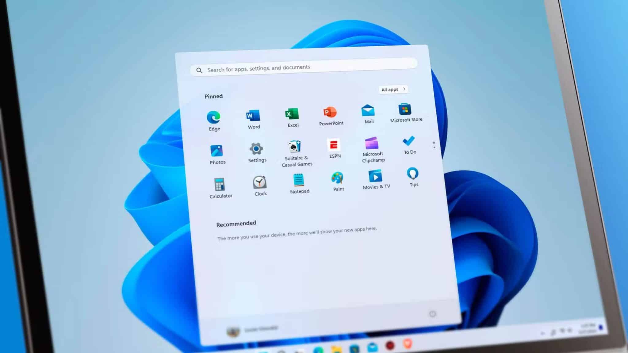 windows-11-laptop-with-the-windows-app-drawer-open-in-the-start-menu-scaled اكتشف بنفسك من يراقب الكاميرا والميكروفون على Windows 11