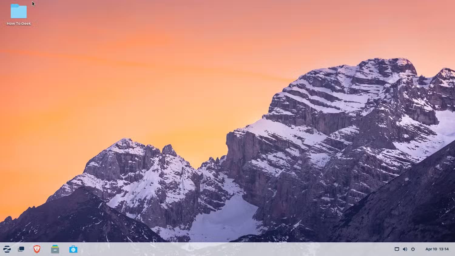 zorinos-desktop-overview-1 هل توجد توزيعات Linux مدفوعة وما الذي يجعلها مختلفة عن المجانية
