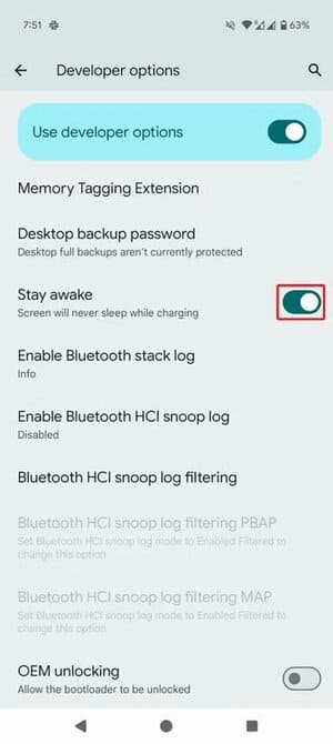 15-android-enable-stay-awake استخدام هاتف Android القديم كشاشة ذكية لسيارتك