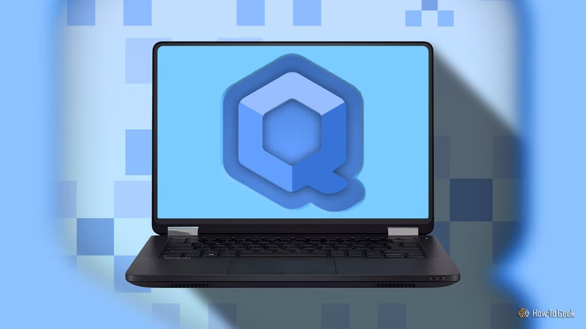a-laptop-displaying-the-qubes-os-logo-with-a-background-of-abstract-cube-patterns-in-shades-of-blue Qubes يقدم حماية وعزلًا لا توفره معظم توزيعات Linux الأخرى