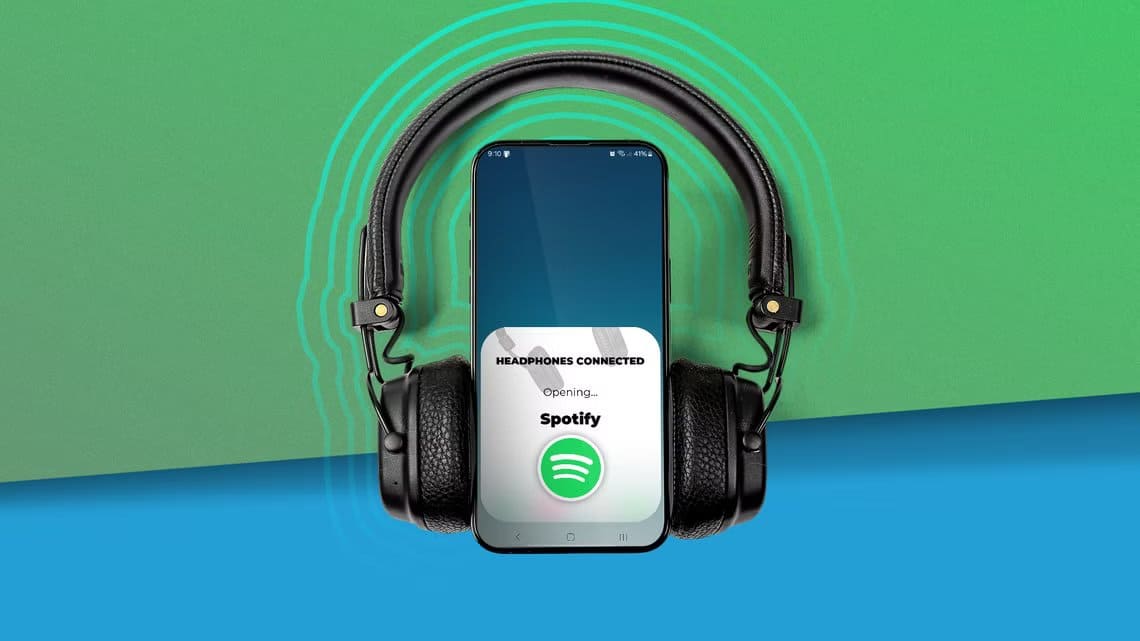 a-smartphone-with-headphones-and-an-app-being-opened كيف تجعل هاتف Android يفتح تطبيقًا تلقائيًا عند توصيل السماعات