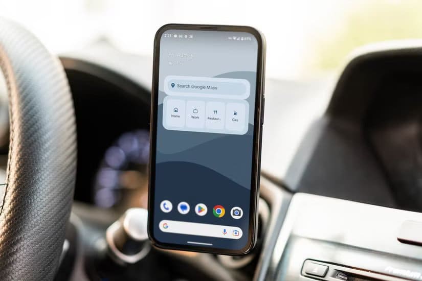 android-phone-in-car-mount-1 استخدامات غير متوقعة لمنفذ USB في السيارة تسهّل حياتك اليومية